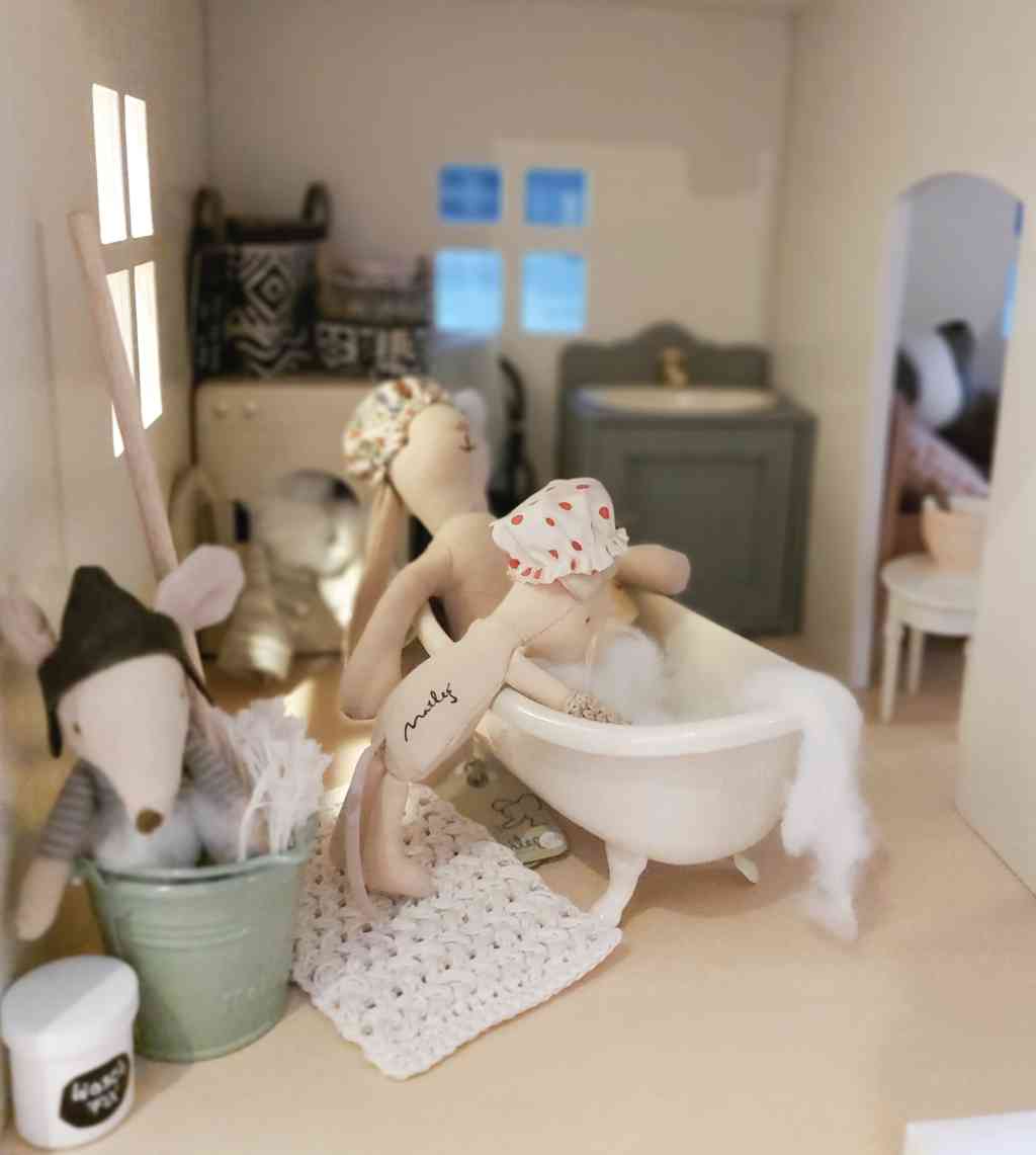 maileg mäuse und bunny beim baden, erhältlich bei www.luiseundfritz.de