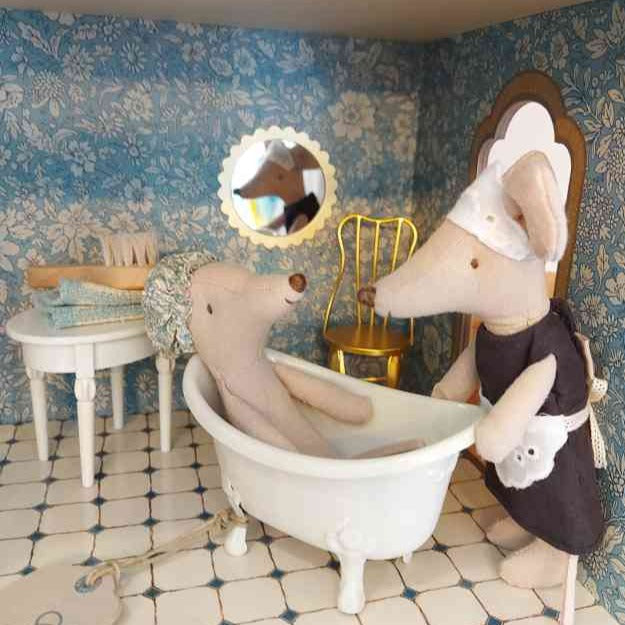stimmungsfoto Mailegmaus in badewanne mit zofe und beistelltisch bei luiseundfritz.de