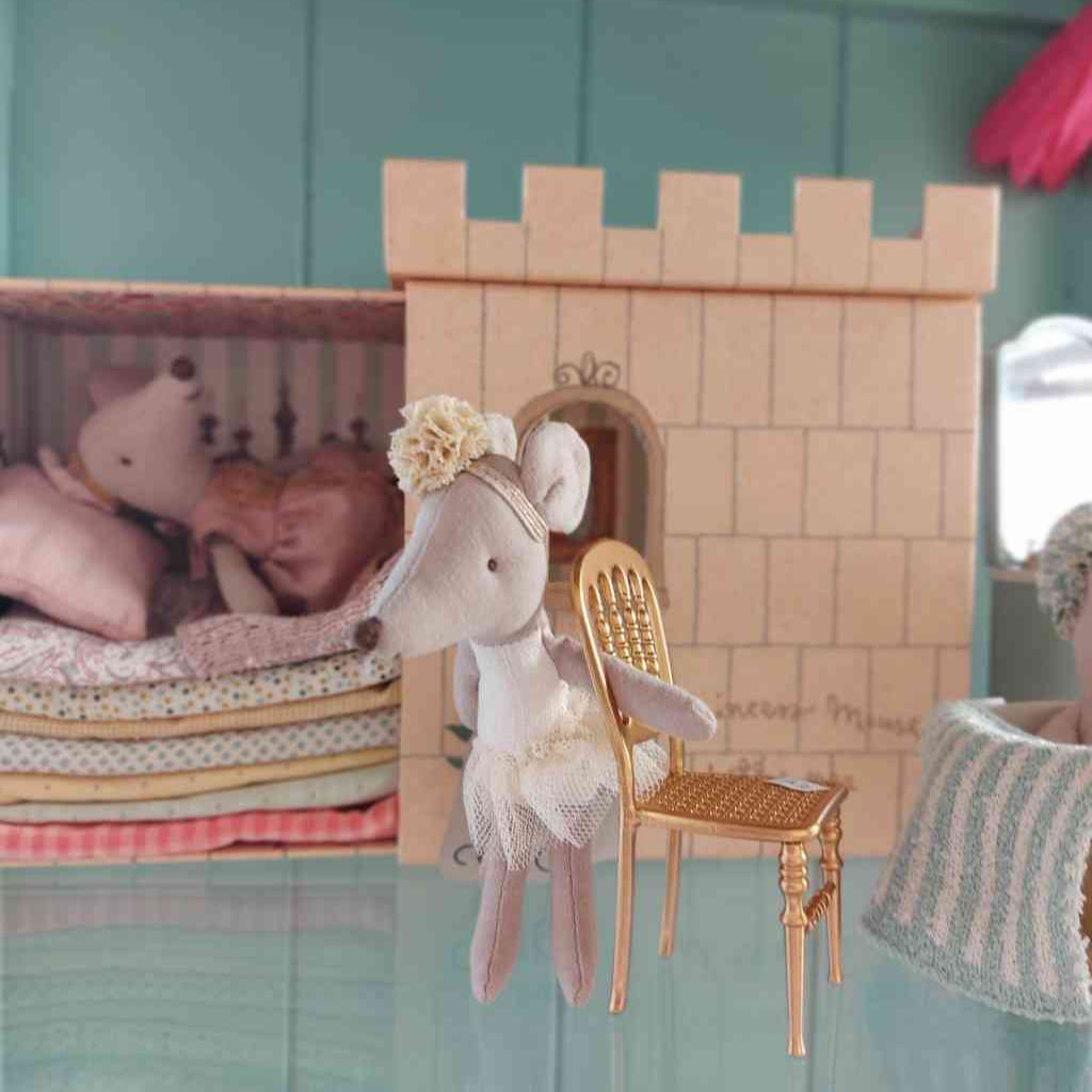 Maileg Prinzessin auf der Erbse und Maileg Ballerina-Maus mit goldfarbenem Stuhl alles bei www.luiseundfritz.de erhältlich