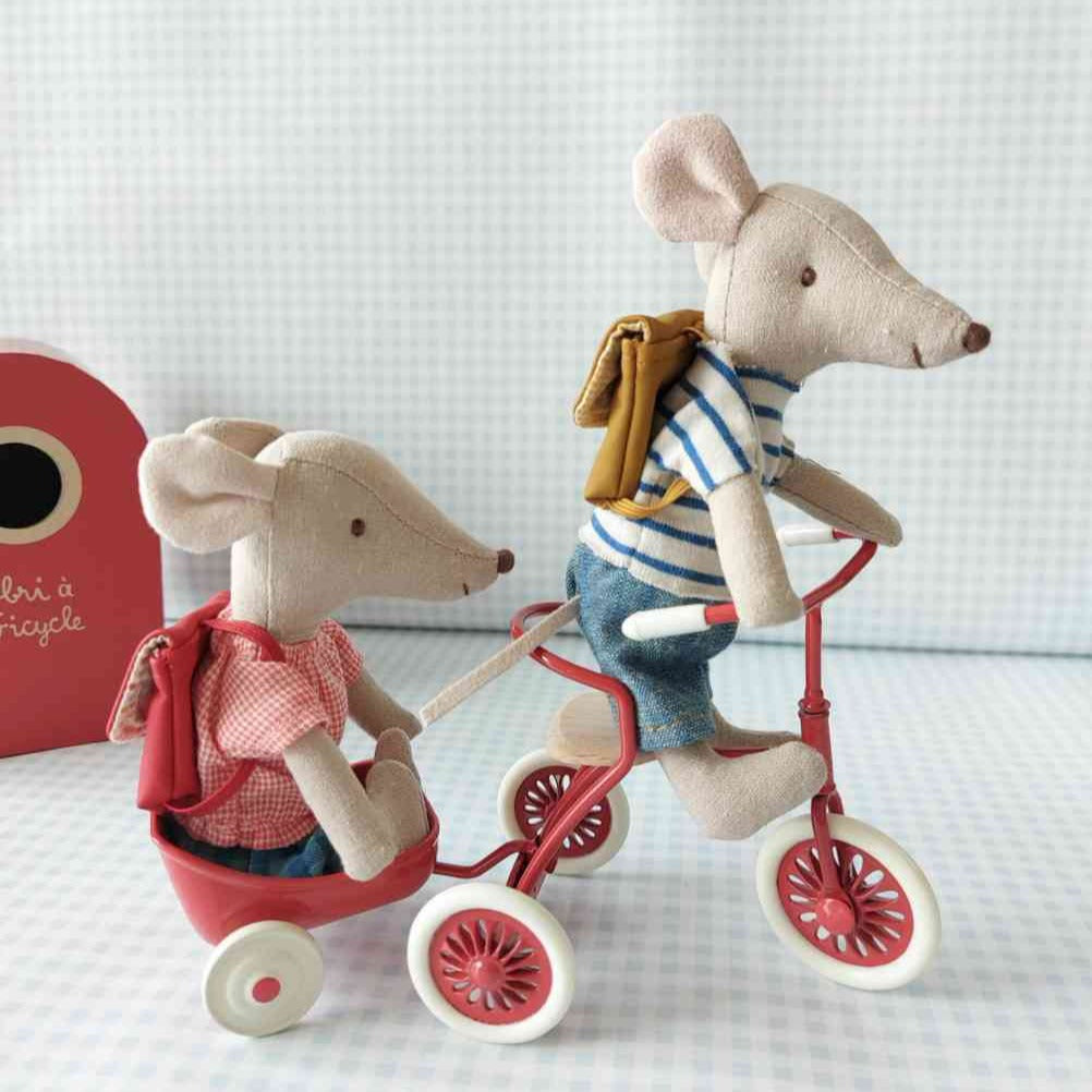 maileg mäuse schulkinder auf dreirad rot mit anhaenger, alles erhältlich bei www.luiseundfritz.de