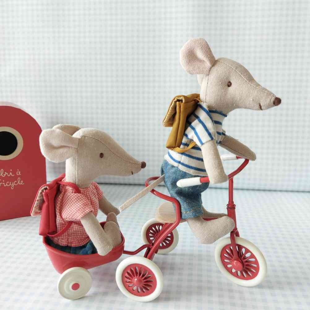 maileg mäuse schulkinder auf dreirad rot mit anhaenger, alles erhältlich bei www.luiseundfritz.de
