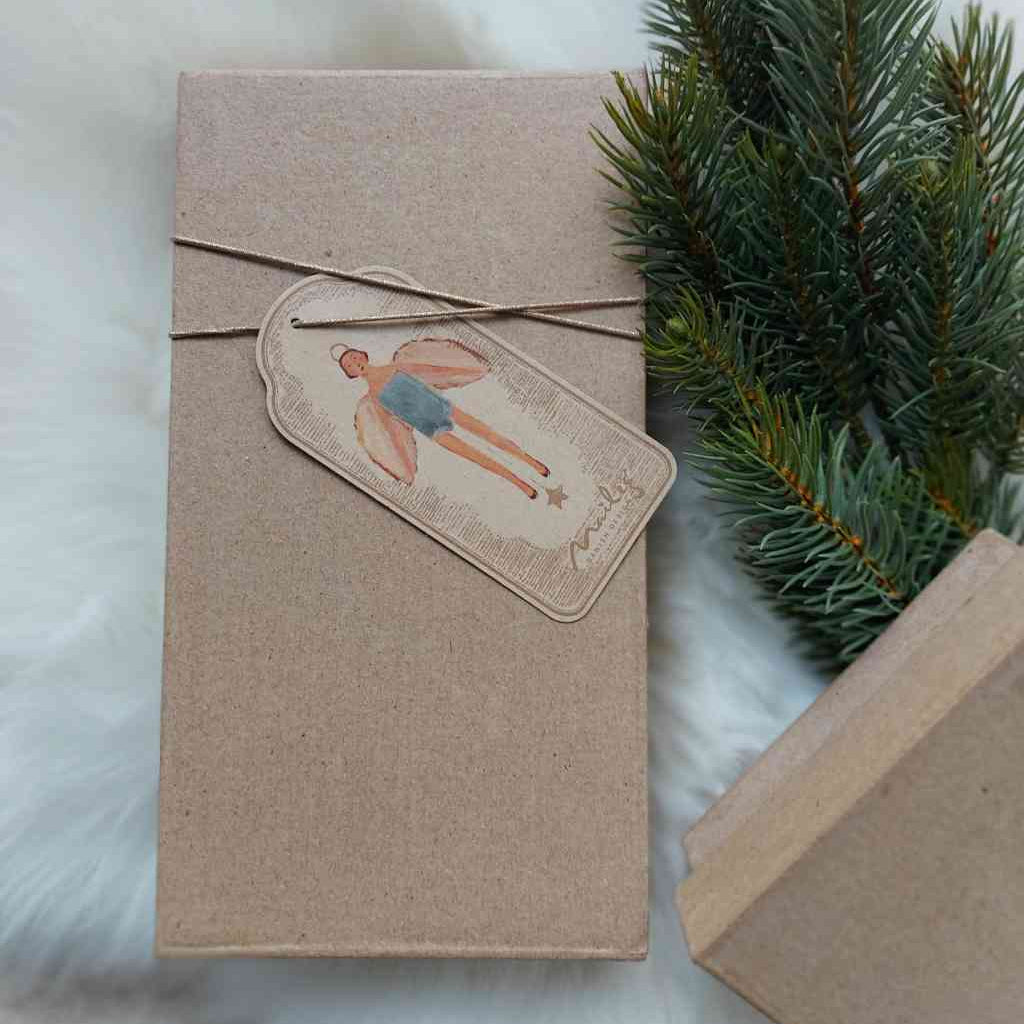 Maileg Engel mint "Hampelmann" in Geschenkverpackung auf weißem, weichen Schaffell, alles erhältlich bei www.luiseundfritz.de