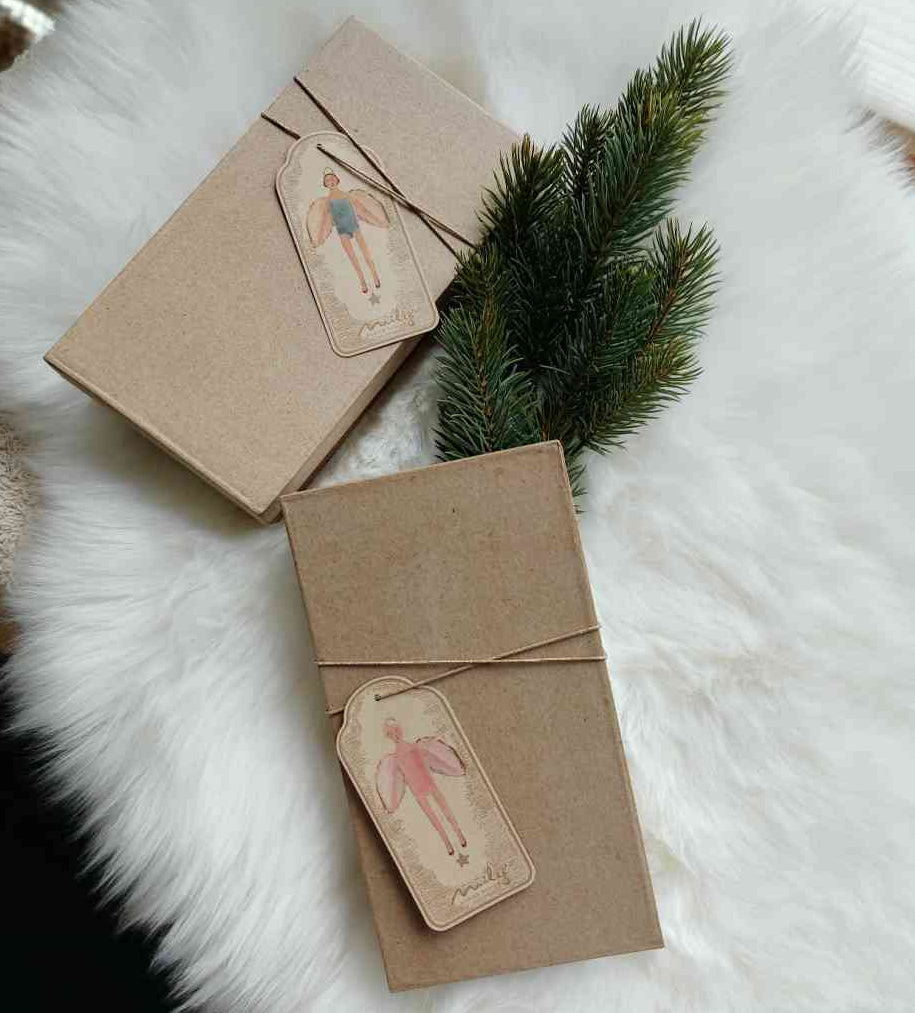 Maileg Engel "Hampelmänner" in Geschenkverpackung auf weißem, weichen Schaffell, alles erhältlich bei www.luiseundfritz.de