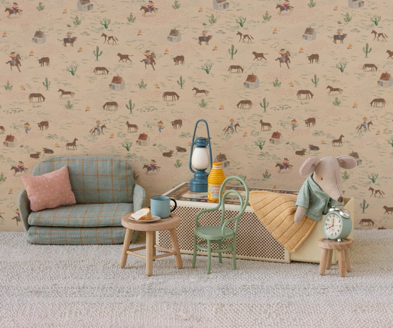 Maileg Gästezimmer mit Schlafsofa und Maus in Box mit Hockertisch und Laterne, Uhr Tasse, alles erhältlich bei www.luiseundfritz.de