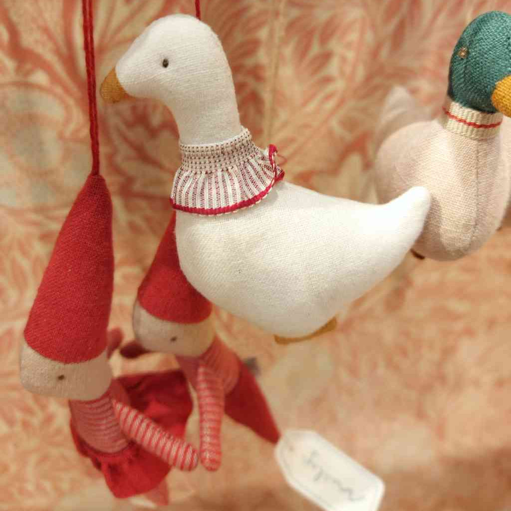 Maileg Ornament GANS mit rotem Kragen als Stoffanhänger Deko und kleine Wichtel Baumschmuck  alles erhältlich bei www.luiseundfritz.de
