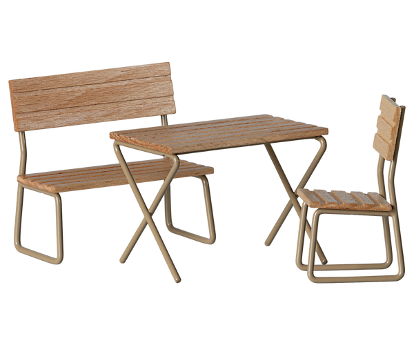 Mailegwelt: im Garten und beim Camping sitzen Maileg-Mäuse gerne zusammen.&nbsp;
Dieses hübsche Gartenmöbel Set ist ideal für deine Mailegmäuse. erhältlich bei www.luiseundfritz.de