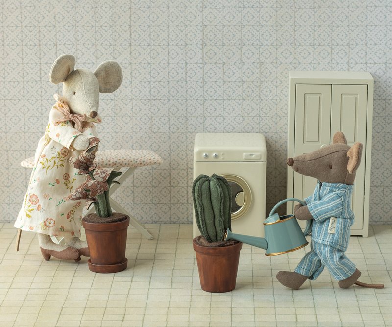 Maileg Oma-Maus und kleiner Bruder-Maus beim Gießen von Pflanzen in der Waschküche mit Bügelbrett, Waschmaschine und Schrank. Alles erhältlich bei www.luiseundfritz.de