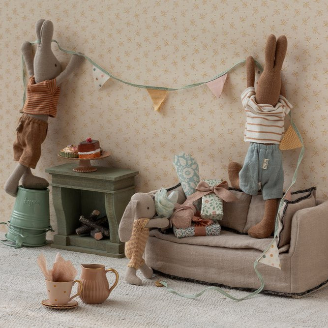 Maileg Hasen, Fest mit Girlande, Kamin, Sofa und puppengeschirr, alles erhältlich bei www.luiseundfritz.de