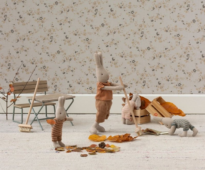 Hasenfamilie im Herbst beim Putzen, Besen, Schaufel, Garten-Sitz-Set, alles erhältlich bei www.luiseundfritz.de