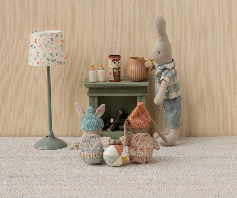 Maileg Papa-Hase mit Babyhasen am Kamin und Stehlampe, mit Fläschchen und Kakao. Alles erhältlich bei www.luiseundfritz.de