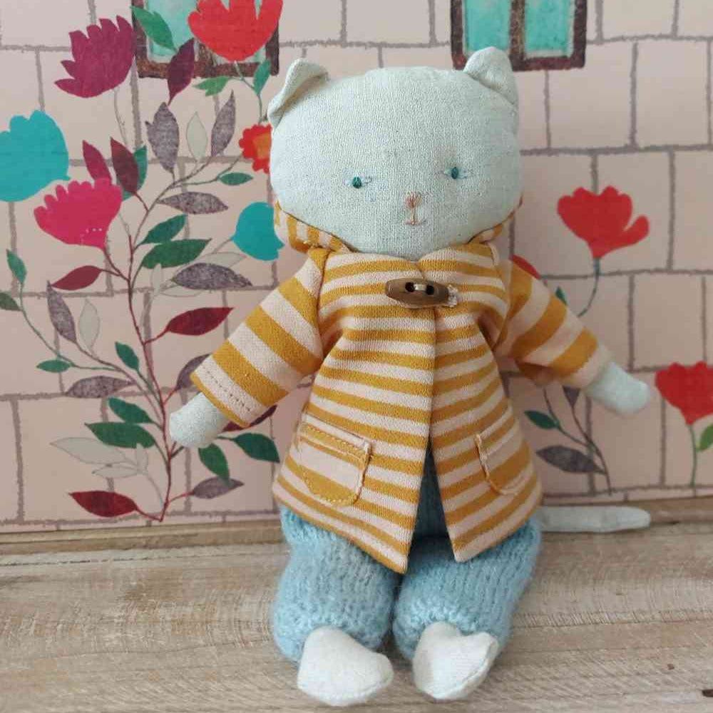 Maileg Katze CHATON in blauer Stricklatzhose ca. 24 cm Stofftier natur Kätzchen