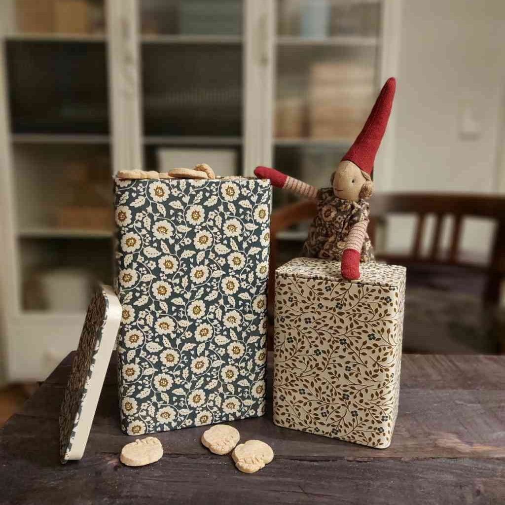 Maileg Dosen 2er-Set BLUMEN Aufbewahrung Keksdosen Kaffeedosen und Kletterwichtel mit Kleid im gleichen Blumenmuster. Alles erhältlich bei www.luiseundfritz.de