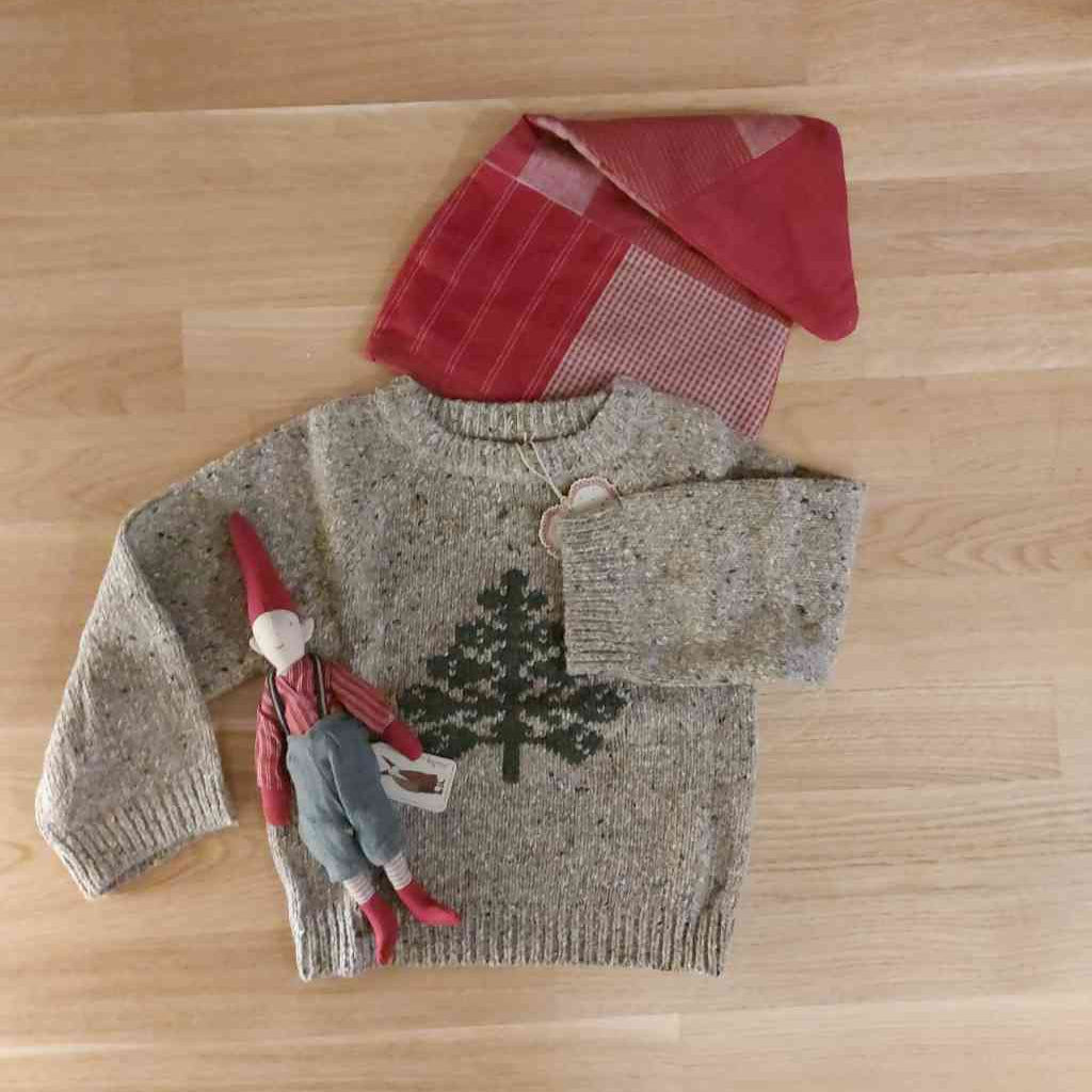 Maileg Kinderpulli Strickpullover mit eingestricktem Tannenbaum-Motiv. Für Kinder ca. 3-4 Jahre, Maileg Wichtel Gr. 2 und Wichtelmütze für 3-6 Jahre, alles erhältlich bei www.luiseundfritz.de