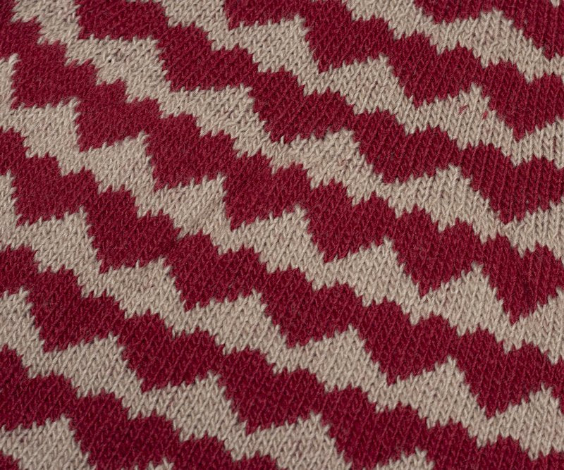 Detailfoto von Maileg Strickpullover mit rotem, eingestricken Herzmuster. Pulli für Kinder erhältlich bei www.luiseundfritz.de
