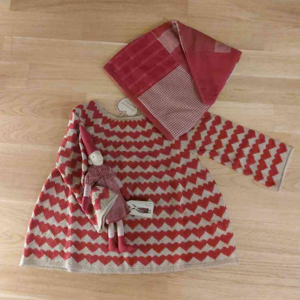 Maileg Strickpullover HERZEN Pulli für Kinder ca. 3-4 Jahre und Wichtelmädchen Gr. 2 sowie Pixy-Mütze für Kinder, alles erhältlich bei www.luiseundfritz.de
