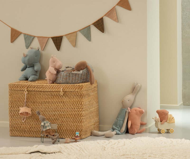 Maileg Kinderzimmer 2025: Nilpferd, Nashorn Hasen und Plüschhasen, Schwein und Puppenwagen sowie Stoffgirlande. Alles erhältlich bei www.luiseundfritz.de