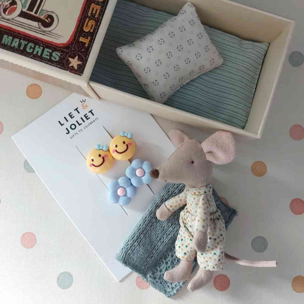 Maileg Maus kleiner Bruder und Haarspangen-2er-Set SMILE + BLUMEN Haar-Clips, alles erhältlich bei www.luiseundfritz.de
