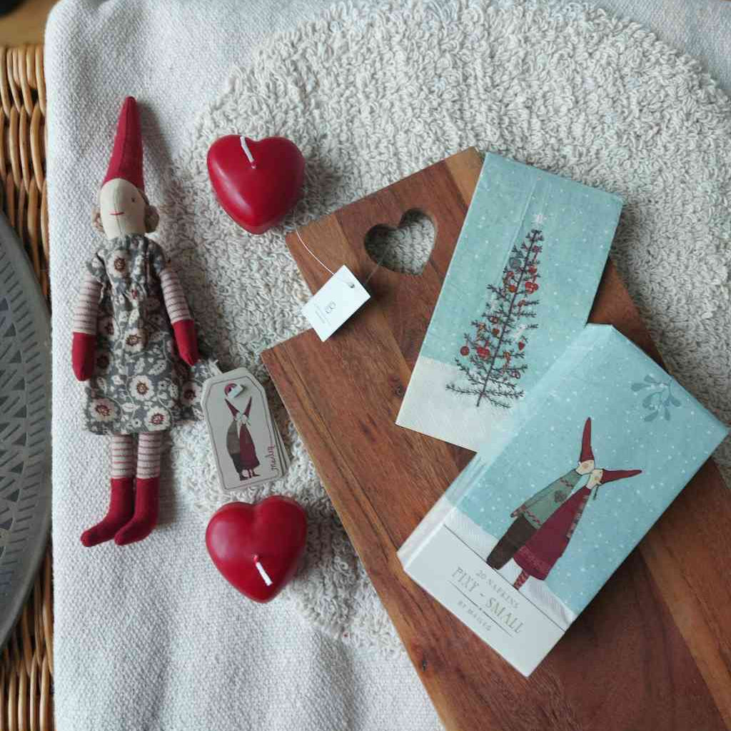 Maileg Kletterwichtel mit Herzkerzen und Schneidebrett (Herzloch) von Ib Laursen, sowie "Pixy Kiss" Servietten von Maileg, alles erhältlich bei www.luiseundfritz.de