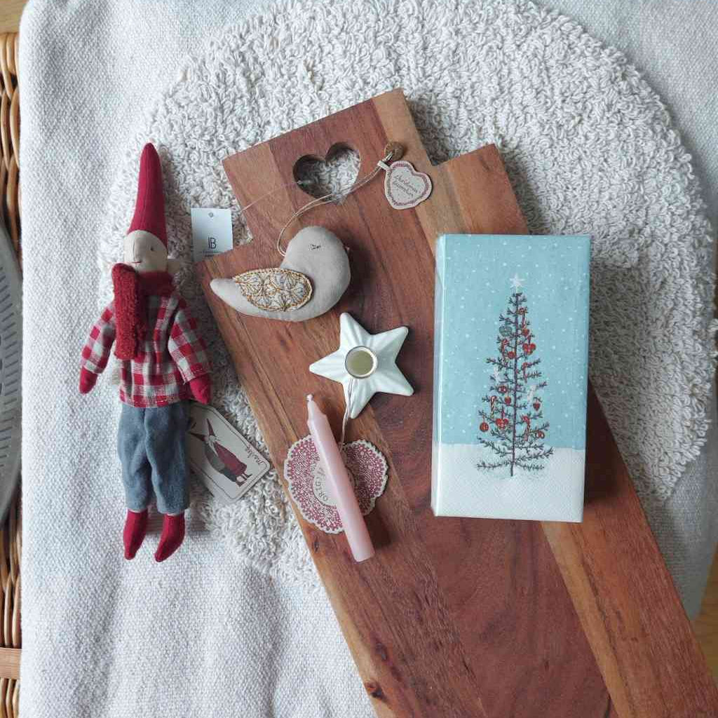 Maileg Kletterwichtel, Wintervogel-Ornament, Stern-Kerzenhalter, Weihnachtsservietten und Ib Laursen-Schneidebrett mit Herzloch. Alles erhältlich bei www.luiseundfritz.de