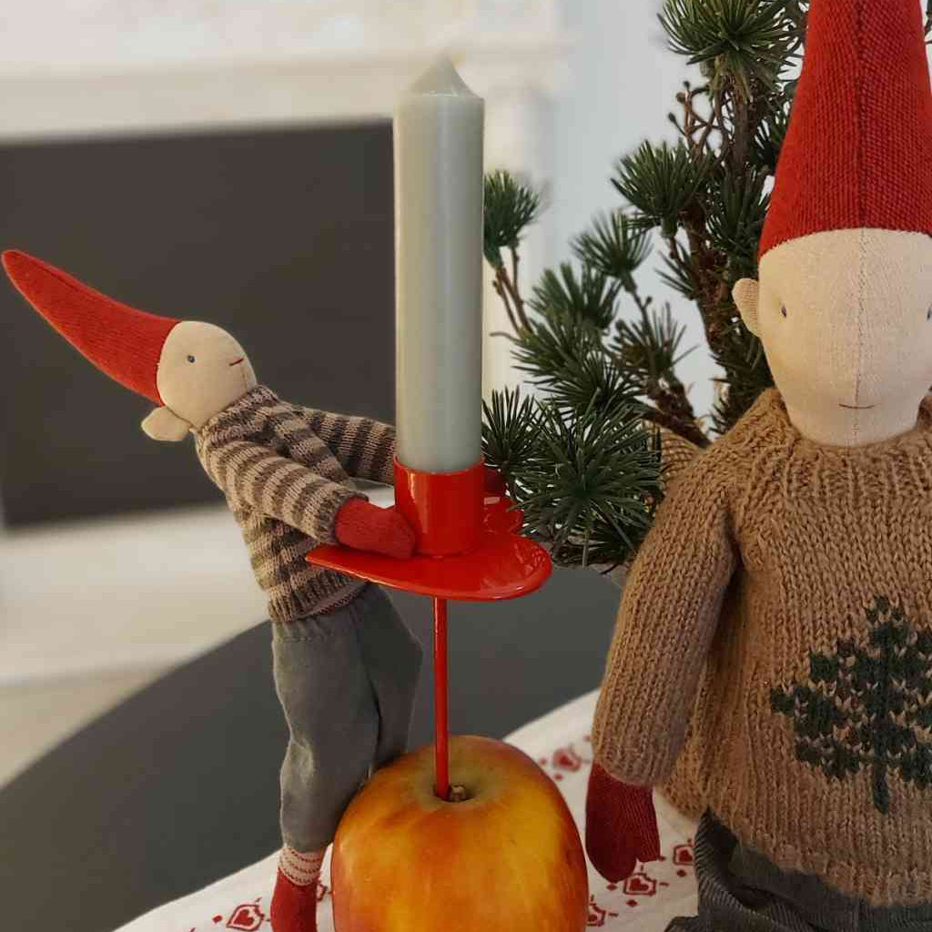 Maileg Kletterwichtel und Wichtel mit Kerzenhalter-Spieß in Herzform von Ib Laursen, sowie ein kleiner Ausschnitt von Zedernbaum. Alles erhältlich bei www.luiseundfritz.de