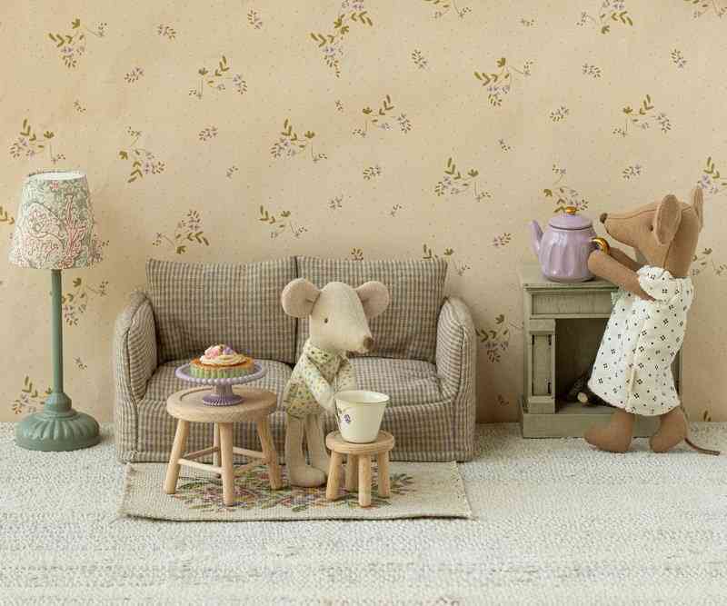 Stimmungsfoto mit mäusen stehlampe, kamin, torte und Maileg COUCH für Maus ca. 17x8 cm Puppenhausmöbel Sofa bei www.luiseundfritz.de
