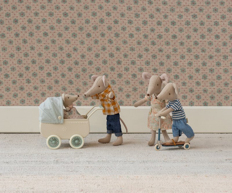 Maileg Mäusefamilie, Baby im Kinderwagen und großer Bruder mit Scooter alles erhältlich bei www.luiseundfritz.de