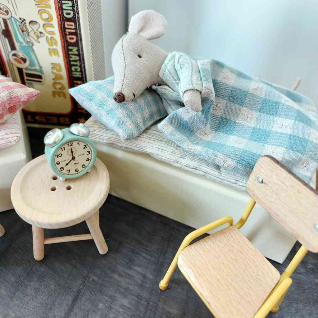 Maileg Maus großer Bruder, hocker, stuhl gelb und blauer Wecker, alles erhältlich bei www.luiseundfritz.de