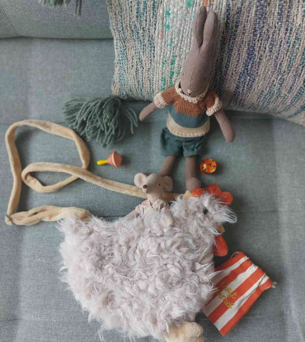 Maileg Hase Size 1 mit Maileg Mama-Maus , Kindertasche "Huhn", Kreise und Murmel sowie Bloomingville-Kissen. Alles erhältlich bei www.luiseundfritz.de