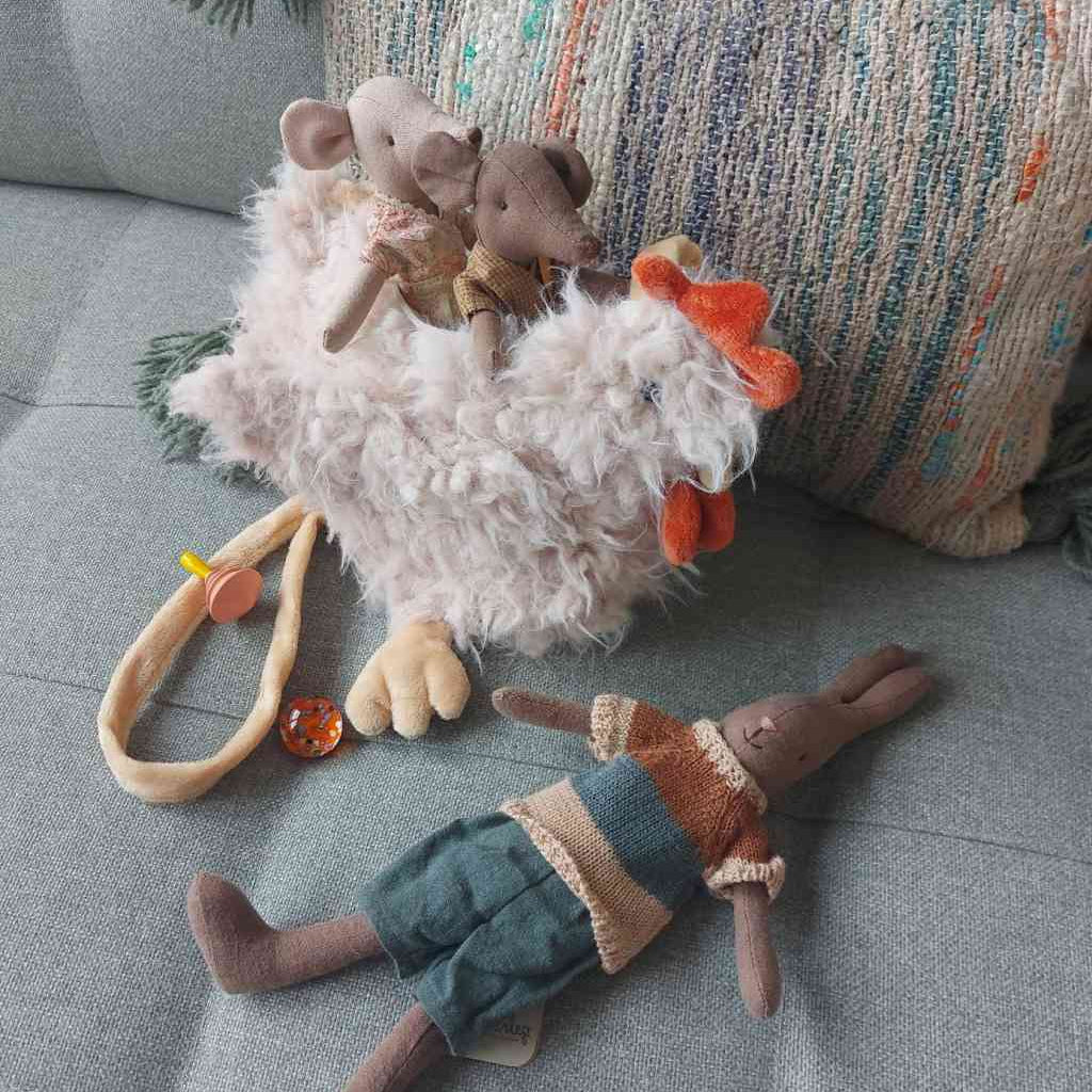 Maileg Hase Size 1 mit Maileg Mama-Maus , Kindertasche "Huhn", Kreise und Murmel sowie Bloomingville-Kissen. Alles erhältlich bei www.luiseundfritz.de