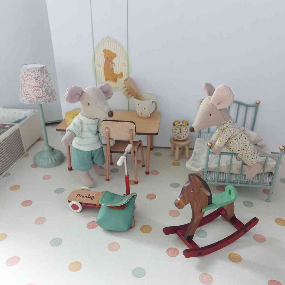 Maileg Mauskinderzimmer mit Schaukelpferd, Scooter, kleine und große Brudermaus, Stuhl, Tisch und Metallbett. Alles erhältlich www.luiseundfritz.de