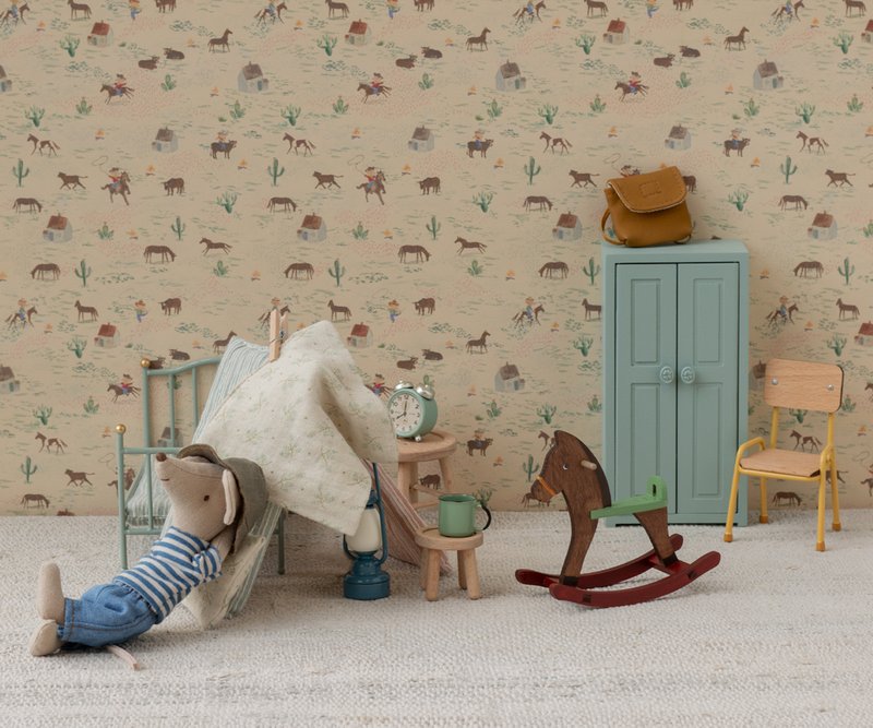 maileg Maus in Mäusekinderzimmer mit Maileg SCHAUKELPFERD für Maus Holz ca. 8,5 cm mit Griffen aus Metall, alles erhältlich bei www.luiseundfritz.de