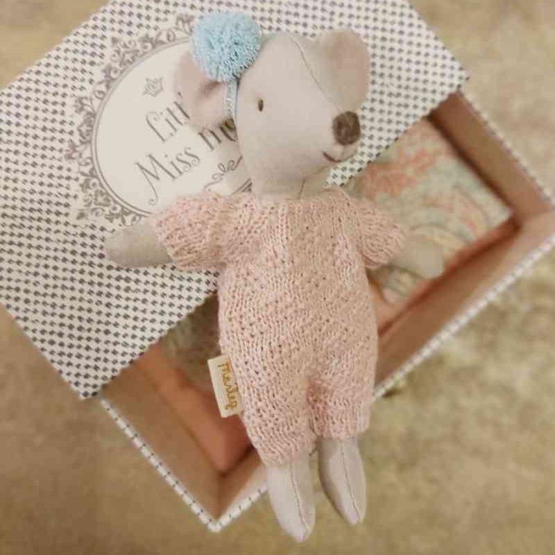 Maileg Maus little miss mouse in Hasenoverall rosa gestrickt, alles erhältlich bei www.luiseundfritz.de
