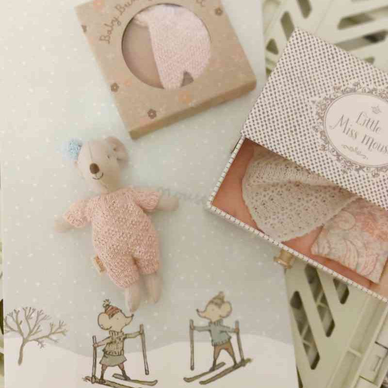 Maileg Maus little miss mouse in Hasenoverall rosa gestrickt, alles erhältlich bei www.luiseundfritz.de