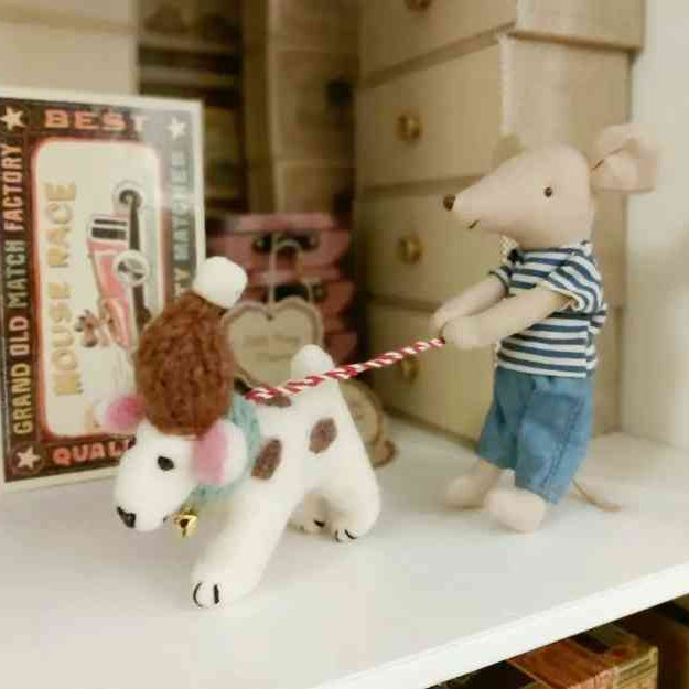 Maileg Maus Louimax großer Bruder und Filzfigur Hund (handmade aus neuseeländische Lammwolle, fair) alles erhältlich bei www.luiseundfritz.de
