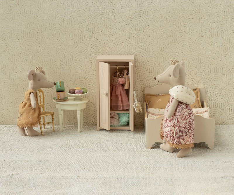 Maileg Königin Maus und Prinzessinmaus im Kinderzimmer von der Prinzessin mit Schrank, Bett, Tisch und Stuhl. Alles erhältlich bei www.luiseundfritz.de