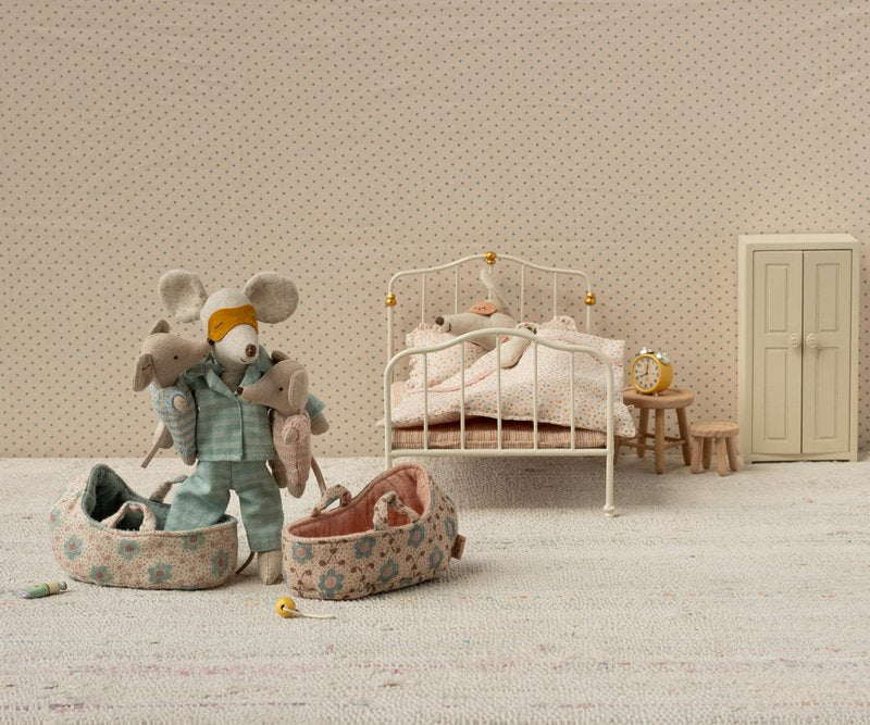 Maileg Maus-Schlafzimmer mit Mama und Papamaus sowie zwei Mäusebabys in Babytragetaschen, Metallbett, Wecker, Schrank und Hocker, alles erhältlich bei www.luiseundfritz.de