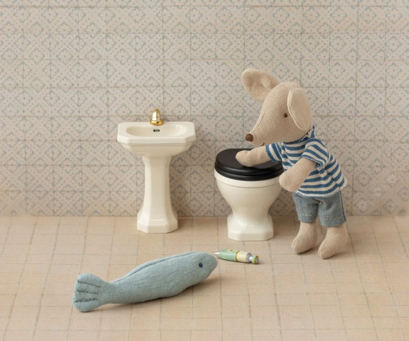 Maileg Maus im Badezimmer mit Waschbecken und WC und Fisch und Tube. Erhältlich bei www.luiseundfritz.de