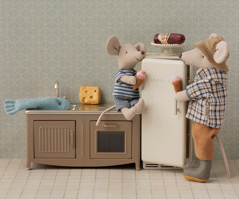 Maileg Mausküche mit Opamaus und Maus-Enkelkind beim Eis essen, es gibt auch Wurst und Käse auf dem Kühlschrank. Alles erhältlich bei www.luiseundfritz.de
