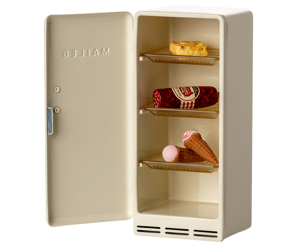 Maileg Kühlschrank aus Metall mit Waffeleis, Käse und Wurst | Puppenhausmöbel erhältlich bei www.luiseundfritz.de