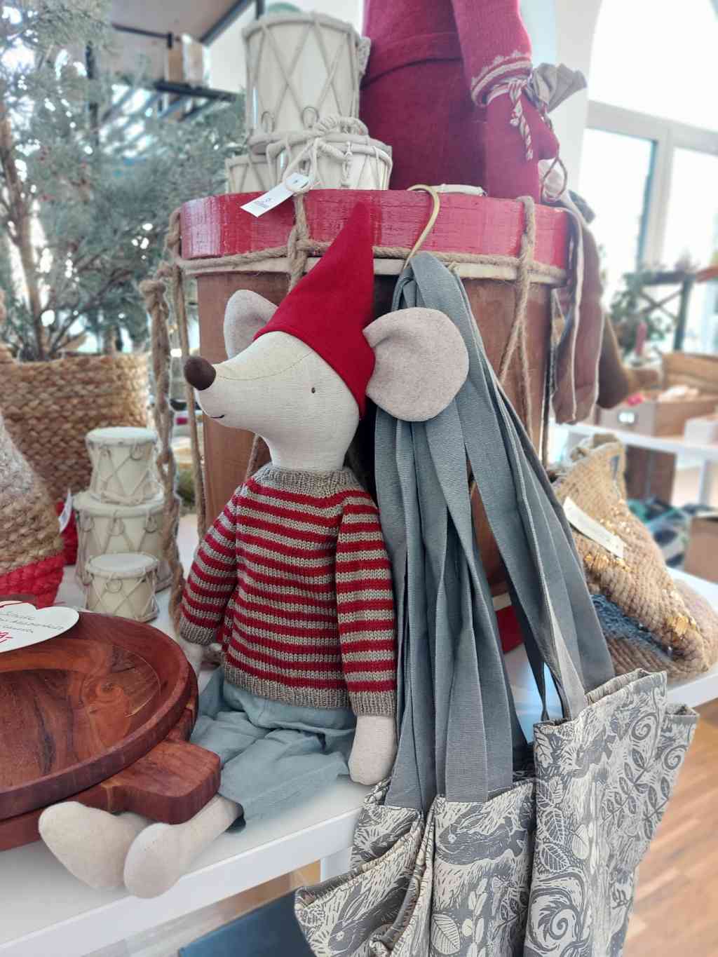Maileg Wintermaus in Maxigröße, Stofftaschen mit Motiven aus dem Schwarzwald und nostalgische Deko-Trommeln von Ib Laursen, alles erhältlich bei www.luiseundfritz.de