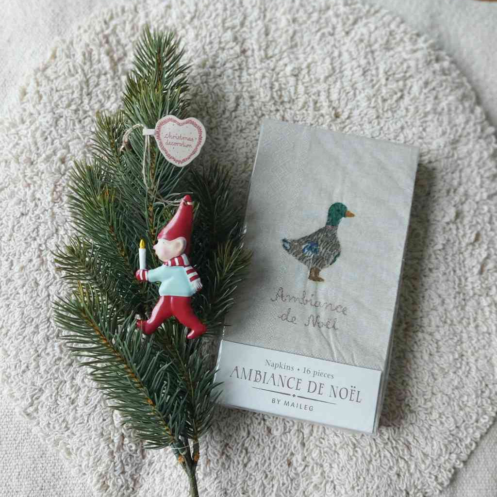 Maileg Wichtelornament (Baumschmuck-Deko) und Servietten für die Adventszeit, alles erhältlich bei www.luiseundfritz.de