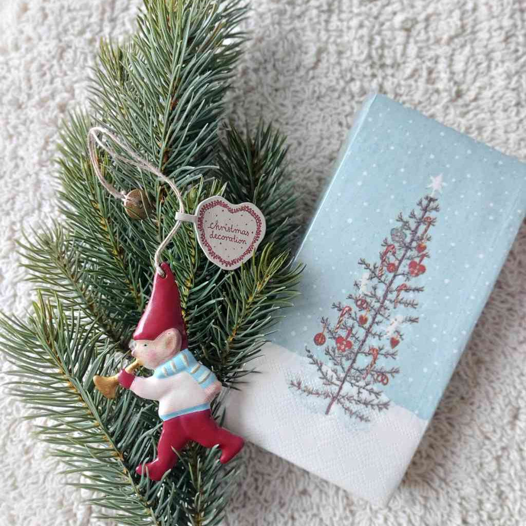 Maileg Wichtel-Anhänger mit Trompete PIXY Metall-Ornament ca. 9 cm ☆ Adventsdeko und Weihnachtsservietten. Alles erhältlich bei www.luiseundfritz.de