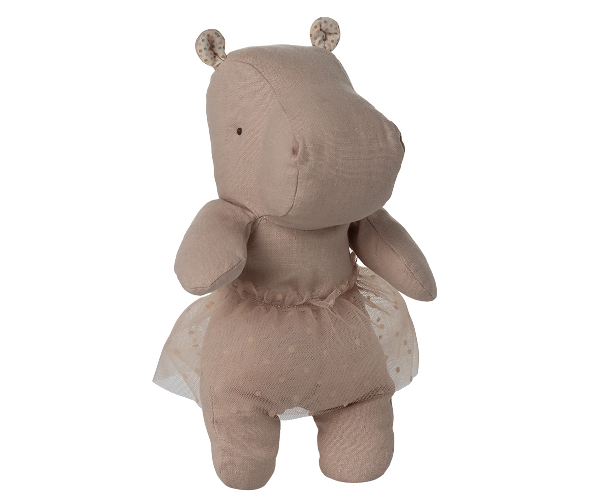 Dieses bezaubernde kleine Nilpferd (23 cm  hoch) tanzt sich direkt in dein Herz!
Mit seinem duftig leichten Ballerina-Rock sieht der kleine Hippo einfach hinreißend aus – bereit für elegante Pirouetten oder gemütliche Kuschelstunden. Erhältlich bei www.luiseundfritz.de