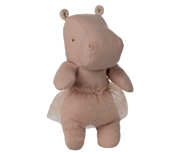 Dieses bezaubernde kleine Nilpferd (23 cm  hoch) tanzt sich direkt in dein Herz!
Mit seinem duftig leichten Ballerina-Rock sieht der kleine Hippo einfach hinreißend aus – bereit für elegante Pirouetten oder gemütliche Kuschelstunden. Erhältlich bei www.luiseundfritz.de