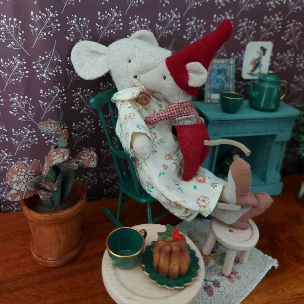Maileg Weihnachtszimmer mit Schaukelstuhl, Oma-Maus, Baby-Maus-Wichtel, Pflanze, Christmas-TeaParty-Set, Hocker-Set und Kamin. Alles erhältlich bei www.luiseundfritz.de