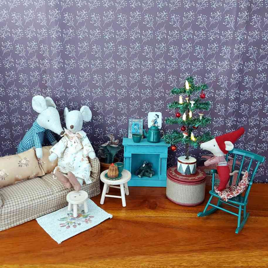Maileg Weihnachtszimmer mit Opa und Oma Maus sowie Mausbaby-Wichtel. Kamin, Sofa, Schaukelstuhl und Christmas Tea Party-Set sowie Weihnachtsbaum. Alles erhältlich bei www.luiseundfritz.de
