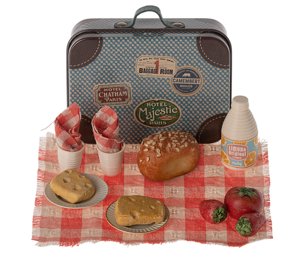 Bei www.luiseundfritz.de: Maileg PICKNICK-SET für Maus | Picknickkoffer mit Decke, Servietten, Teller, Becher + Lebensmittel
