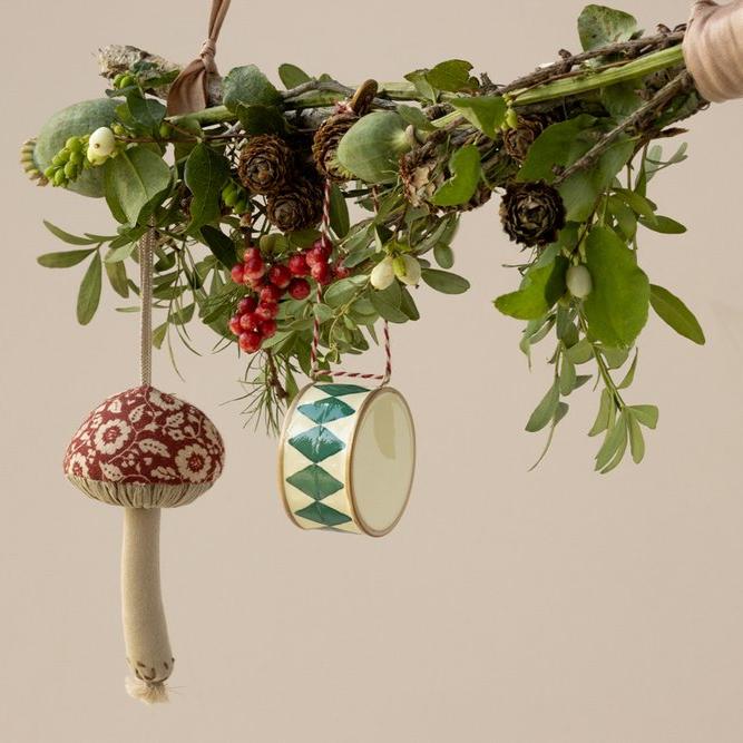 Maileg PILZ Ornament rosarotes Blumenmuster Stoffanhänger und andere Trommeldeko Baumschmuck bei www.luiseundfritz.de
