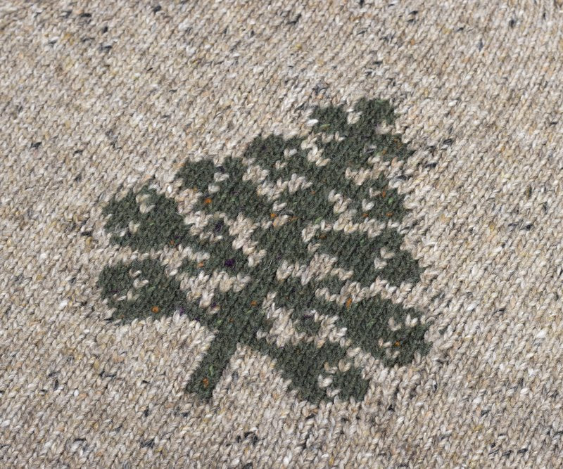 Detailaufnahme: Maileg Kinderpulli Strickpullover mit eingestricktem Tannenbaum-Motiv.  erhältlich bei www.luiseundfritz.de