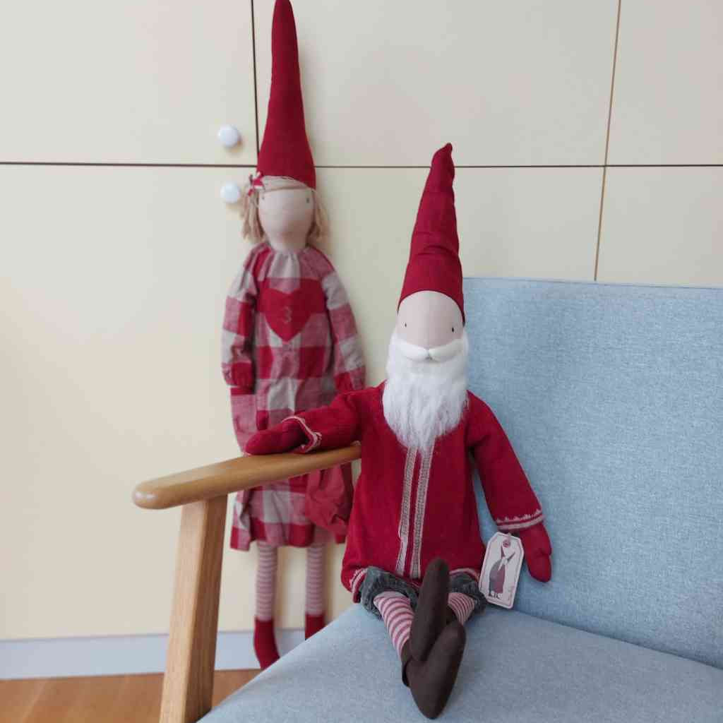 Maileg Santa (Nikolaus/Weihnachtsmann) und Adventskalender-Wichtelmädchen, beide erhältlich bei www.luiseundfritz.de